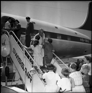 Swiss Himalaya expedition 1956: Arrival or departure in Kloten, Albert Eggler