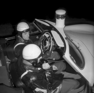 Cantonal police Zurich 1958: policemen in a Porsche
