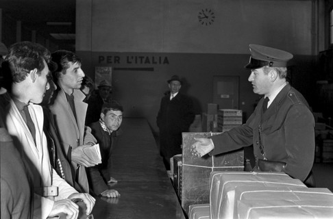 Italian workers entering, border control in Chiasso 1965
