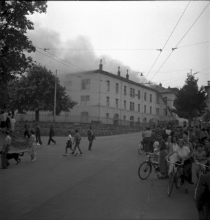 Onlookers watching the burning of the barracks in Lausanne 1951
