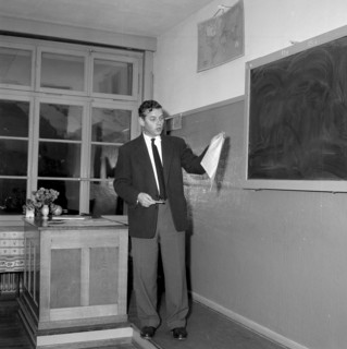 Census director giving instructions in Frutigen 1960