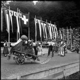 Festival in historical costumes in Interlaken 1955: Dancing