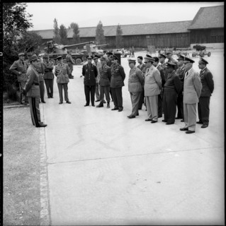 Foreign military attaches visit tank schools in Thoune 1959