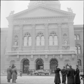New Year reception at Federal Palace Berne 1951: diplomatic car on Federal Square