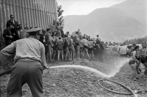 Salvage of the mini-submarine ""Tigerhai I"" near Locarno, 1965: Policeman dispel spectators with