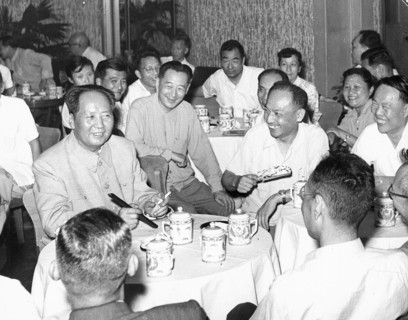 Mao Tse-tung inspecting cotton fields, Ankuo County 1958