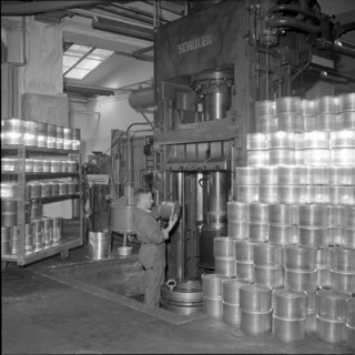 Production of pressure cookers, Kuhn Rikon 1954