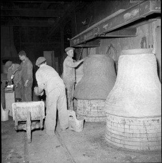 Aarau, preparing  mould at Ruetschi bell foundry 1951