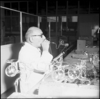 Production of pharmaceutical glass, Vitrum AG St. Gallen 1959