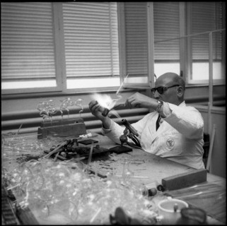 Production of pharmaceutical glass, Vitrum AG St. Gallen 1959