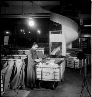 Sihlpost, sorting parcels, Zurich parcel post 1944