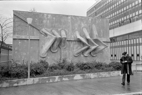 Sculpture by Walter Kretz, PTT employees building Berne 1971
