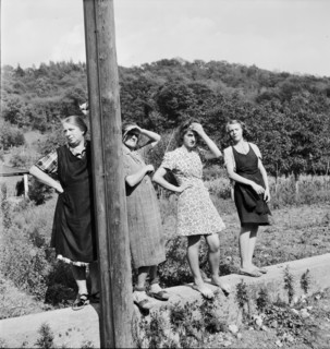 Overland motor ship transport in Ticino 1945: onlookers