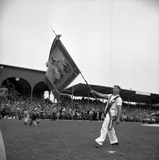 Swiss wrestling festival 1950 in Grenchen: flag swinger