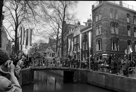 Royal wedding in Amsterdam 1966: The wedding carriage drives through the old city