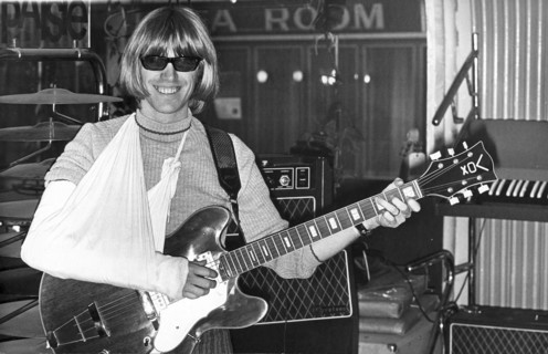 Les Sauterelles 1968: Toni Vescoli playing guitar with broken arm