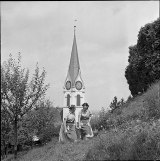 Students in the garden of school for household, Uster 1956
