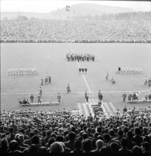 Swiss cup 1957/58, cup final: Young Boys Bern - Grasshopper-Club Zurich. Teams pose before the game
