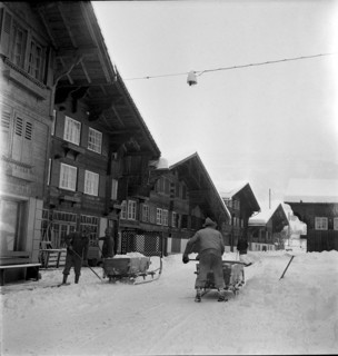 Men removing snow from a street in Saanen 1948