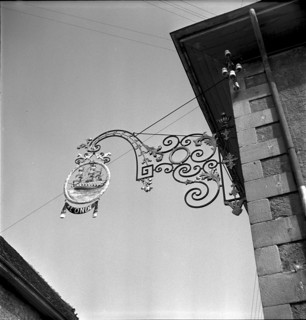 St-Saphorin-Lavaux, wrought-iron sign of the Auberge de l'Onde, 1949