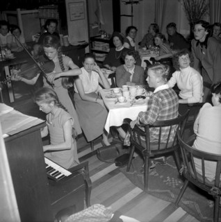 Kibitze"" girl's club, Zurich 1953
