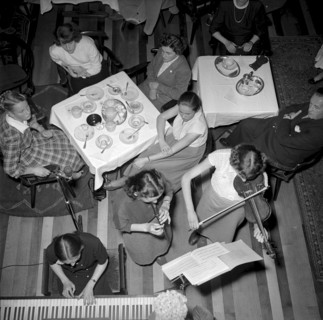 Kibitze"" girl's club, Zurich 1953