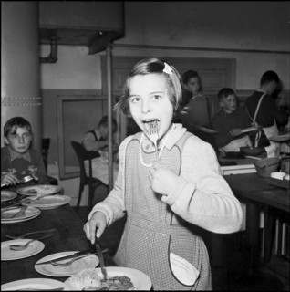 Cookery course for pupils in Zurich, 1952