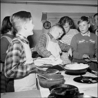 Cookery course for pupils in Zurich, 1952