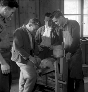 Self-help course by the Swiss Heimatwerk in Mustair 1949