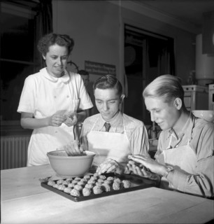 Cookery course for youth as free time action, Basel 1944
