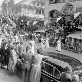 Swiss wrestling festival Thun 1956: parade