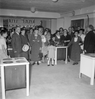 Zurich, opening of the Migros branch at the Limmatplatz 1952: customers examine cookers