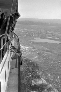 Ending of frozen Lake Zurich 1963: Ship as an ""ice-breaker