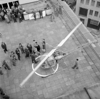 Miss Mac Factor visiting Zurich, helicopter landing on the Jelmoli roof terrace 1957