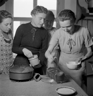 Baking cakes at women's school 'Heim' in Neukirch an der Thur, 1940