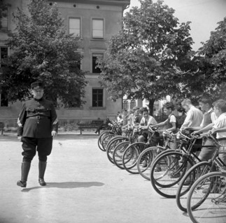School for traffic, 1940: inspection of the bicycle by the policeman