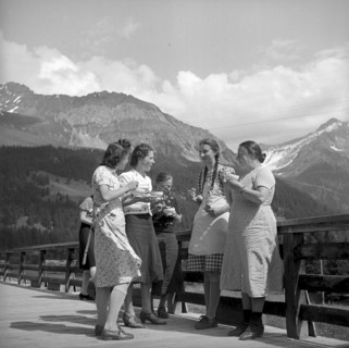 Outdoor tea break at school for household in Casoja, 1940