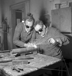 Welding at course for metalworker in Zurich, 1940