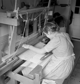 Womat at the loom at school for farmers, Uttewil 1943