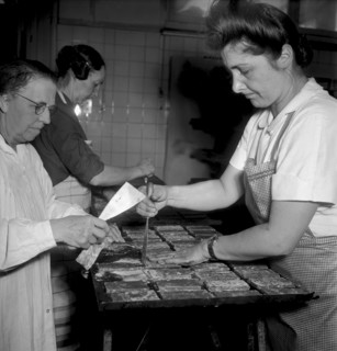 Women baking biscuits in the LVZ bakery, Zurich 1949