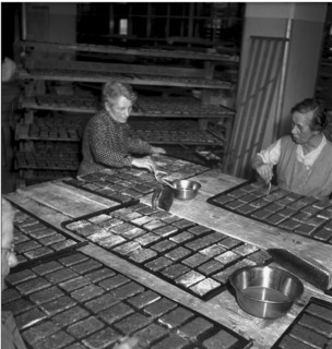Women baking biscuits in the LVZ bakery, Zurich 1949