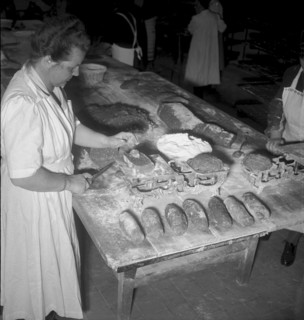 Women baking biscuits in the LVZ bakery, Zurich 1949