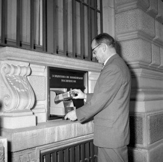 Man at night depository of bank Schweizerische Kreditanstalt, Zurich 1956
