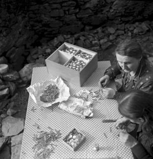Women braiding straw, badge production in the Onsernone valley 1940