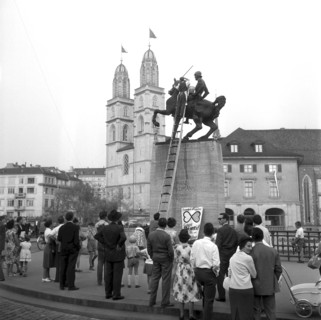 Cabaret Muggestich is cleaning the hans-Waldmann memorial, Zurich 1959