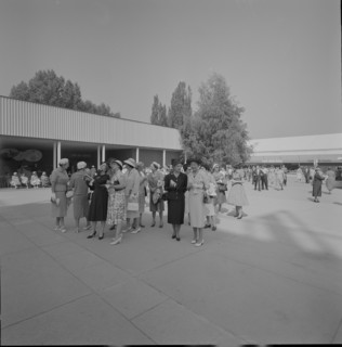 Federal councillors and ministers wives, excursion at SAFFA fair. Zurich 1958