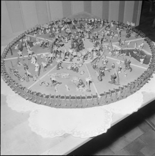 Giant cake of 60 kilograms with jungle scenery, 1956