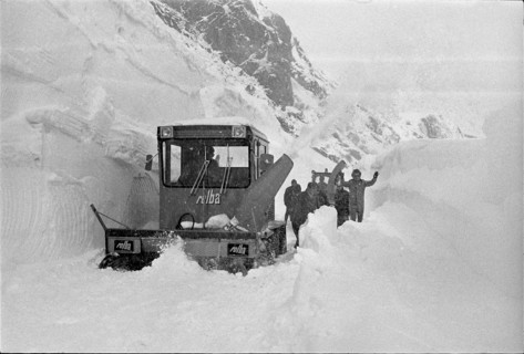 Snow removal on Gotthardpass, April 1972