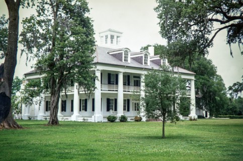 Grand architecture of the Houmas House Plantation.