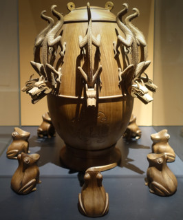 Model of a seismoscope.